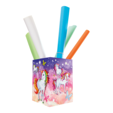 Bunt bemalter Stiftehalter mit Einhorn-Motiv, der mehrere Marker in verschiedenen Farben enthält.