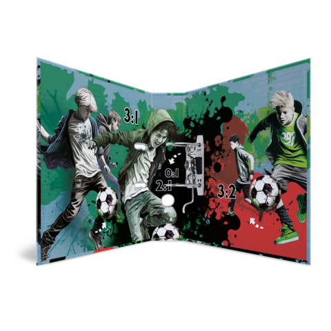 Eine aufklappbare Fußballgrafik zeigt mehrere Spieler in Aktion, mit einem Scoreboard, das die Punkte 0:1, 2:1 und 3:2 anzeigt.