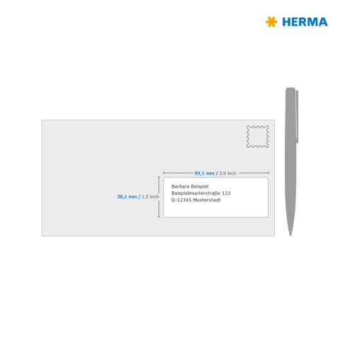 Briefbeschreibung eines Briefumschlags mit Adresse und Maßangaben. Oben rechts befindet sich ein Platz für eine Briefmarke.