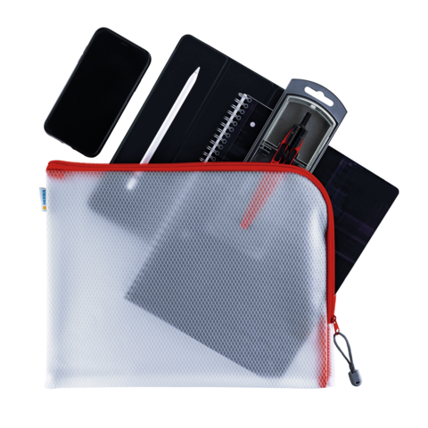 Ein durchsichtiger, roter Reißverschlussbeutel mit einem Smartphone, Notizblock, Stift und einem weiteren Schreibgerät.