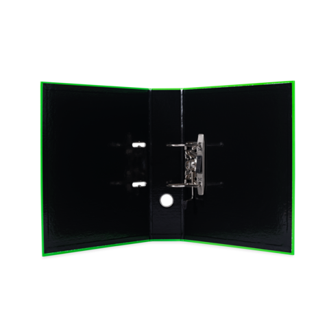 Schwarzer Ordner mit grünem Rand, geöffnet, zeigt die Mechanik und zwei Löcher für die Ablage von Dokumenten.