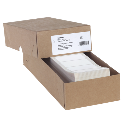 Eine offene Kartonverpackung mit einem Stapel von Etiketten, die zur Kennzeichnung verwendet werden können.