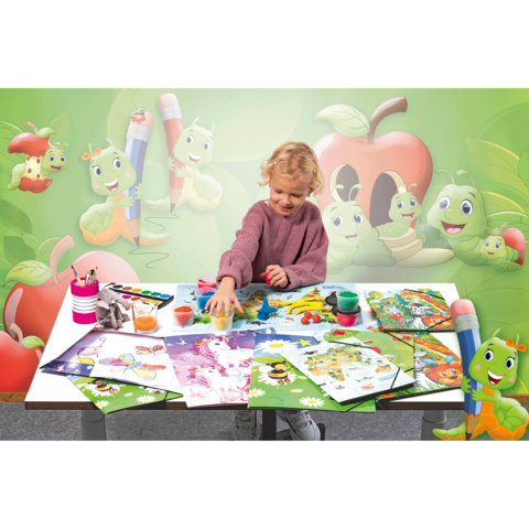 Ein Kind sitzt an einem Tisch, umgeben von Malutensilien und bunten Zeichnungen, während es mit Farben auf einer Vorlage arbeitet.