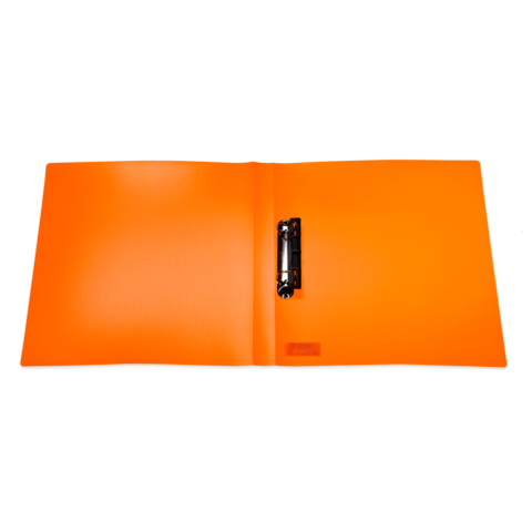 Ein offenes, leuchtend orangefarbenes Ordnersystem mit einem schwarzen Clip in der Mitte.