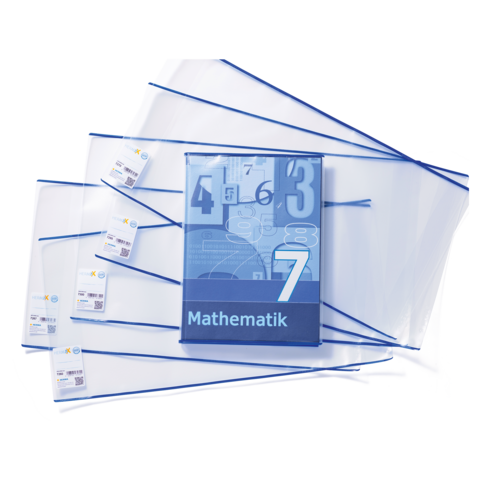 Ein Mathematikbuch mit der Nummer 7, umgeben von mehreren transparenten Hüllen und Etiketten.