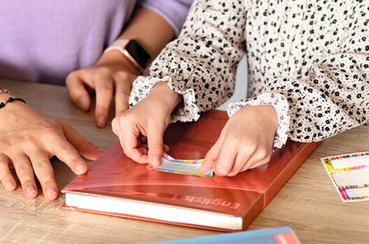 Schrijftafel met een boek dat in boekomslagfolie is ingebonden.