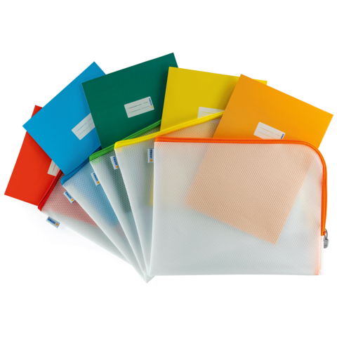 Bunte Ordner und eine durchsichtige Tasche mit orangefarbenem Reißverschluss, die verschiedene Dokumente aufbewahrt.