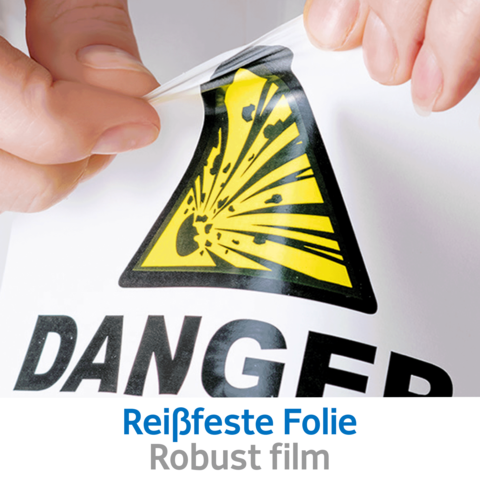 Eine Person zieht an einer Warnfolie mit einem Gefahrensymbol und dem Text "Reißfeste Folie, Robuster Film".