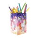 Bunt bemalter Stiftbehälter mit Einhornmotiven, gefüllt mit verschiedenen Schreibutensilien in verschiedenen Farben.