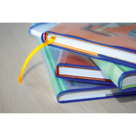 Drei Bücherstapel mit bunten Einbänden und Lesezeichen, die auf einem hellen Tisch liegen.