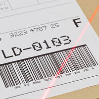 Barcode op verzendlabel met rode scannerlijn