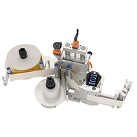 Automatische etiketteermachine met twee rollen, een etiketteermechanisme en een bedieningspaneel voor het aansturen van het proces.