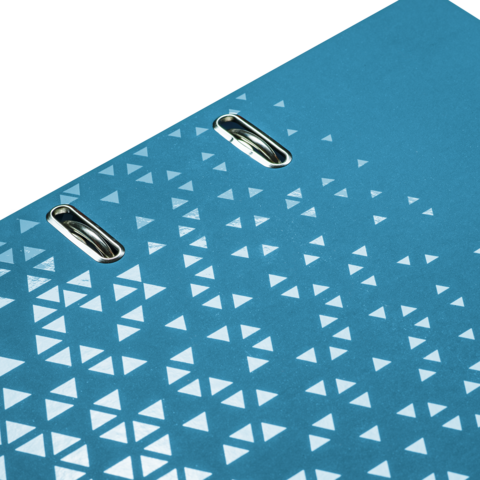Blauer Ordner mit einem geometrischen Muster aus weißen Dreiecken und zwei Metallringen zum Befestigen von Dokumenten.