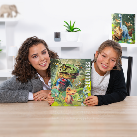 Een vrouw en een meisje houden een boek met dinosaurierillustraties op een tafel. Op de achtergrond zijn planten en decoraties zichtbaar.