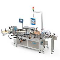 Automatische etiketteermachine met meerdere stations, uitgerust met schermen voor de bediening en bewaking van het etiketteerproces.