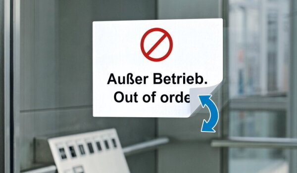 Afneembaar etiket met de tekst 'Buiten gebruik' op de liftdeur