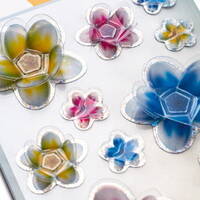The translation of "Sticker Blumen Kachel" from German to Dutch is "Sticker bloemen tegel.