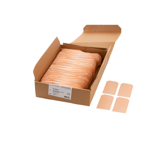 Eine geöffnete Kartonbox mit mehreren Stapeln von hautfarbenen Pflastern und vier einzelnen Pflastern daneben.