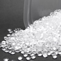 Duurzame etiketten: Recyclinggranula (recyclaat), voor een container, grondstof voor HERMA folie-etiketten, PE en PP.