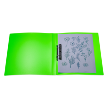 Ein leuchtend grüner Ordner mit einem Blatt Papier, das verschiedene florale Zeichnungen zeigt.