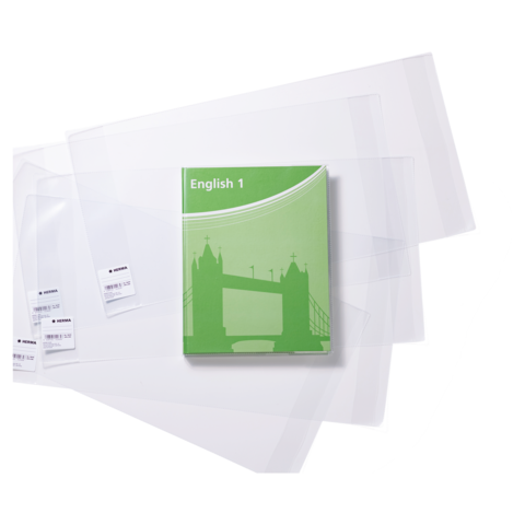 Ein grünes Buch mit dem Titel "English 1" liegt auf transparenten Hüllen. Im Hintergrund sind mehrere klare Hüllen sichtbar.