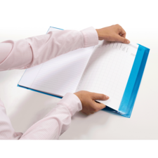 Eine Hand blättert durch ein offenes Notizbuch mit karierten Seiten und einem blauen Ordner.