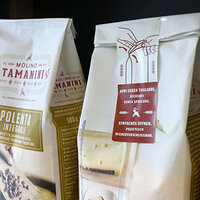 Bedrukte hersluitbare etiketten op polentaverpakkingen