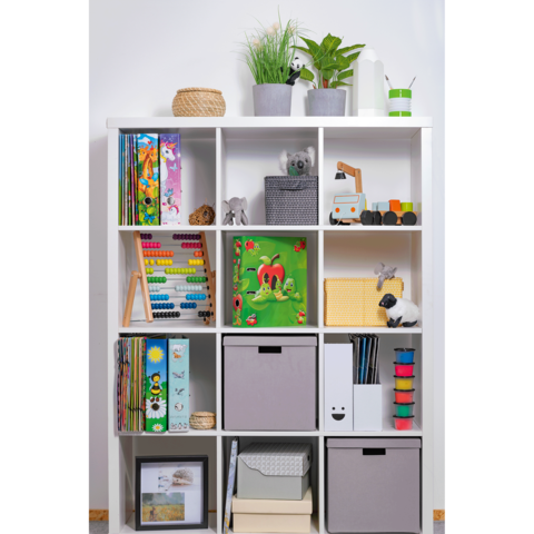 Regal mit verschiedenen Fächern, gefüllt mit Spielzeug, Kunstmaterialien, Pflanzen und dekorativen Gegenständen.