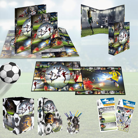 Een verzameling van voetbalmerchandise, inclusief notitieboekjes, stickers, een voetbal en een pennenhouder, allemaal met sportieve motieven.