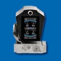 Een digitaal apparaat met een touchscreen dat verschillende meetwaarden weergeeft, waaronder temperatuur en druk.