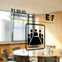 Transparante zelfklevende sticker op de deur van de vergaderzaal