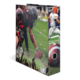 Ein Ordner mit Bildern von American Football-Spielern, die auf dem Feld agieren, und einem Football auf dem Boden.
