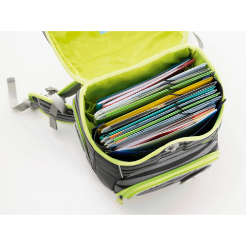 Schulranzen mit geöffneter Klappe, gefüllt mit bunten Heften und Ordnern in verschiedenen Farben.