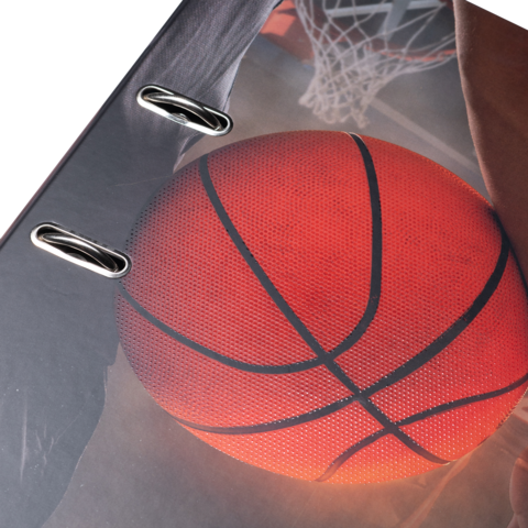 Ein Basketball mit sichtbaren Texturen, gehalten von einer Hand, vor einem verschwommenen Basketballkorb im Hintergrund.