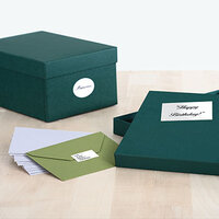 Gouden en zilveren labels op cadeauverpakkingen en enveloppen geplakt.