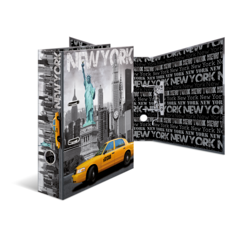 Ein gelbes Taxi vor einer stilisierten New Yorker Skyline mit der Freiheitsstatue und Wolkenkratzern, umgeben von "New York"-Schriftzügen.