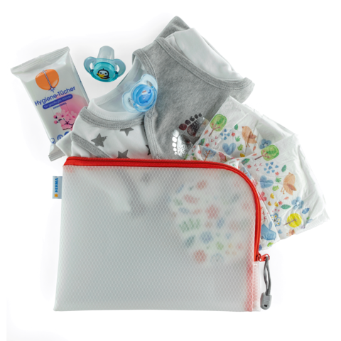 Ein Set mit einem grauen Babybody, einem Schnuller, Feuchttüchern und einer Windel, alles in einem durchsichtigen Beutel mit rotem Reißverschluss.