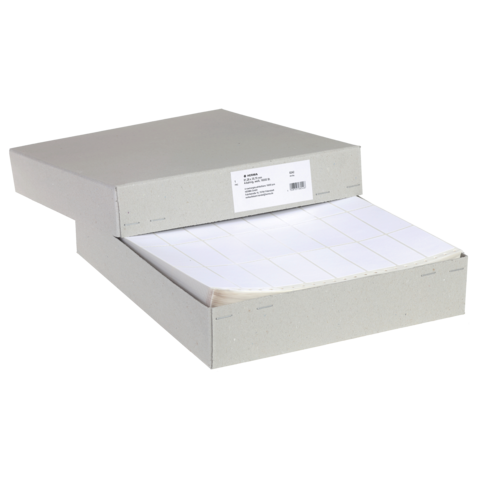 Graue Papierbox mit einem Stapel unbedrucktem Papier, teilweise herausgezogen. Auf der Vorderseite befindet sich ein Etikett.