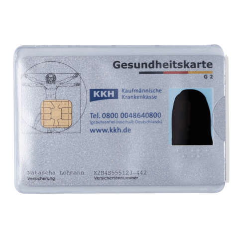 Gesundheitskarte der KKH mit Chip, Name "Natascha Lohmann" und Kontaktdaten. Vorderseite zeigt das KKH-Logo und einen grafischen Hintergrund.