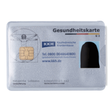 Gesundheitskarte der KKH mit Chip, Name "Natascha Lohmann" und Kontaktdaten. Vorderseite zeigt das KKH-Logo und einen grafischen Hintergrund.