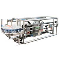 Machine voor automatische verpakking met een draaiend plateau en mechanische componenten voor productverwerking.