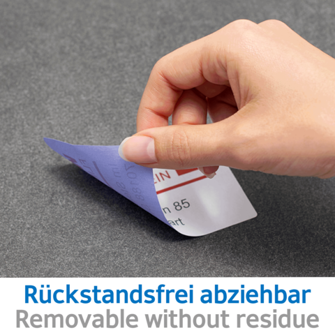 Eine Hand zieht einen abziehbaren Aufkleber mit dem Text "Rückstandsfrei abziehbar" und einer Nummer.