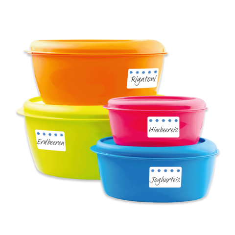 Bunte Aufbewahrungsbehälter in verschiedenen Größen mit Etiketten für Rigatoni, Erdbeeren, Himbeeren und Joghurt.