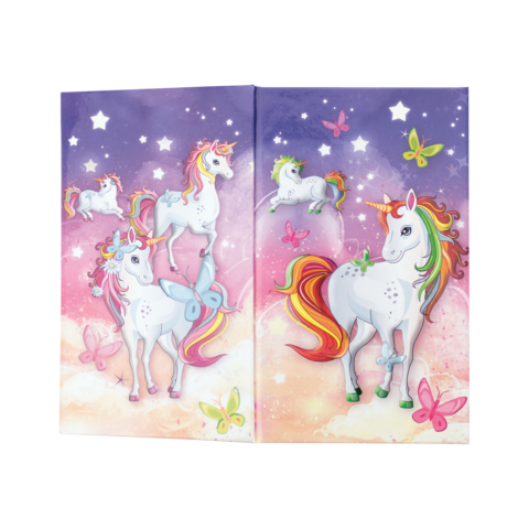 Bunte Einhörner mit Regenbogenmähnen und Schmetterlingen auf einem pastellfarbenen Hintergrund mit Sternen.