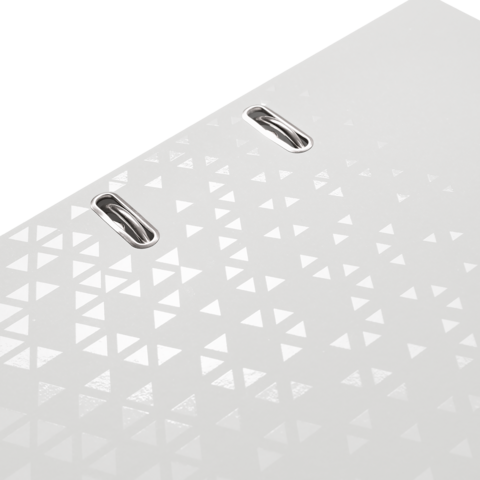 Weiße Oberfläche mit geometrischem Muster aus kleinen, aufeinanderfolgenden Dreiecken und zwei Metallösen.