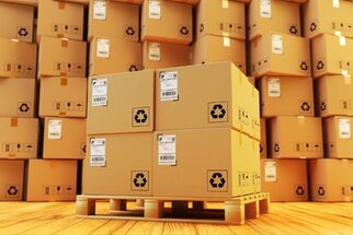 HERMA InNo-Liner: Verzendpakketten op pallet in het magazijn met linerloze etiketten
