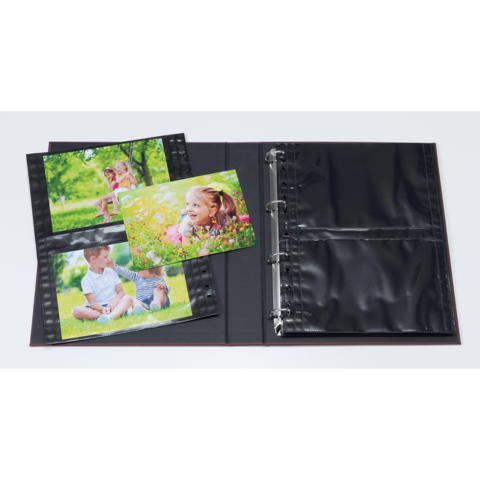 Ein Fotoalbum mit mehreren Bildern von Kindern im Freien, darunter ein Mädchen mit Blumen und ein Junge im Gras.