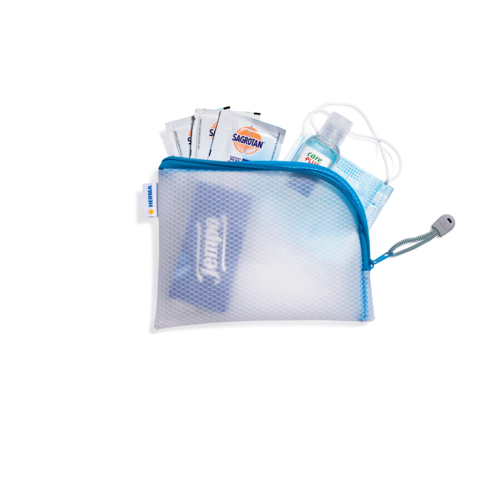 Ein durchsichtiger Beutel mit Desinfektionsmittel, Feuchttüchern und kleinen Packungen, die für Hygienezwecke verwendet werden.