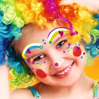 Kind verkleed als clown met face art stickers