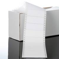 Blanco etiketten: Stapel met HERMA vouwetiketten, ook wel computeretiketten of perforatie etiketten genoemd.